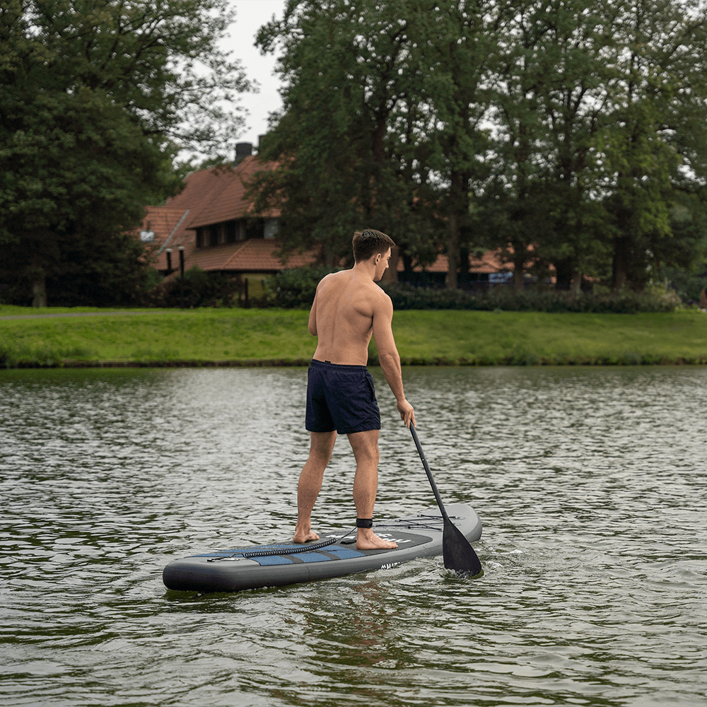sup-board-aqua-camo-hombre-con-stand-up-paddle-en-el-agua