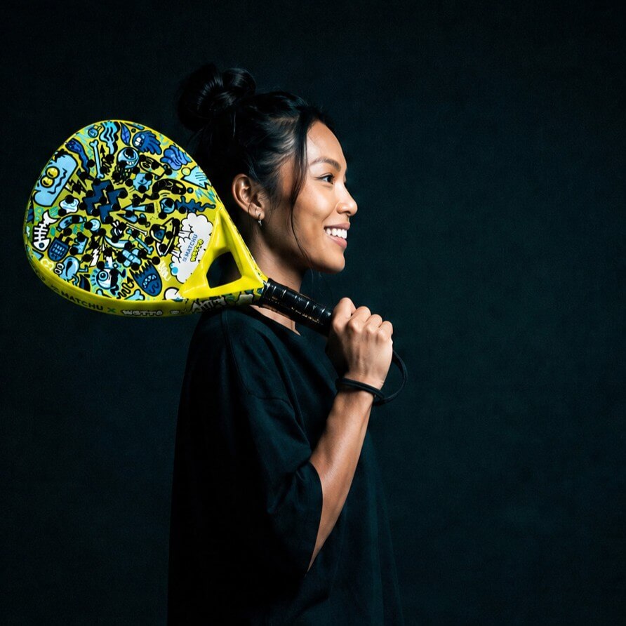 Foto atmosférica de uma mulher com uma raquete de padel